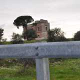 Percorrendo la strada statale 100 in direzione Taranto, spostando lo sguardo sulla destra, scorgiamo oltre il guardrail una grande villa che si erge maestosa su una collinetta verde